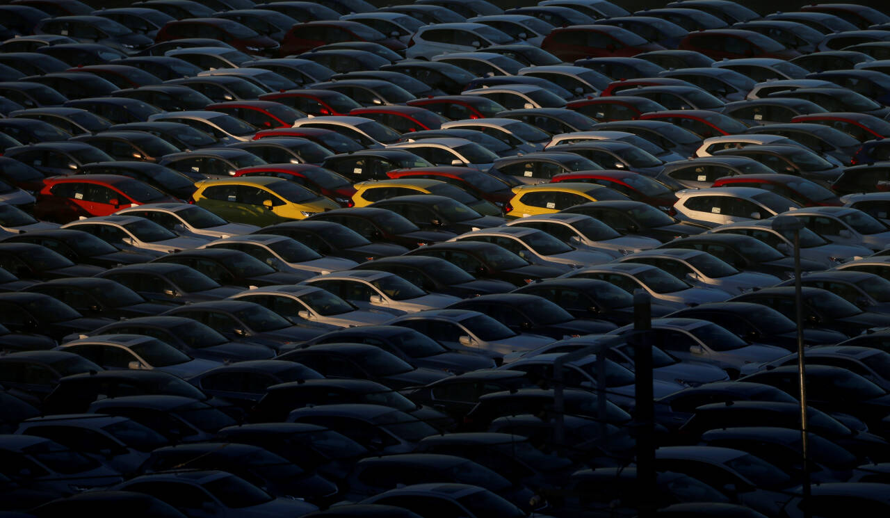 SVAKT: Det er flere tiår siden det ble levert så få nye biler i Europa som i november. Foto: Toru Hanai / Reuters