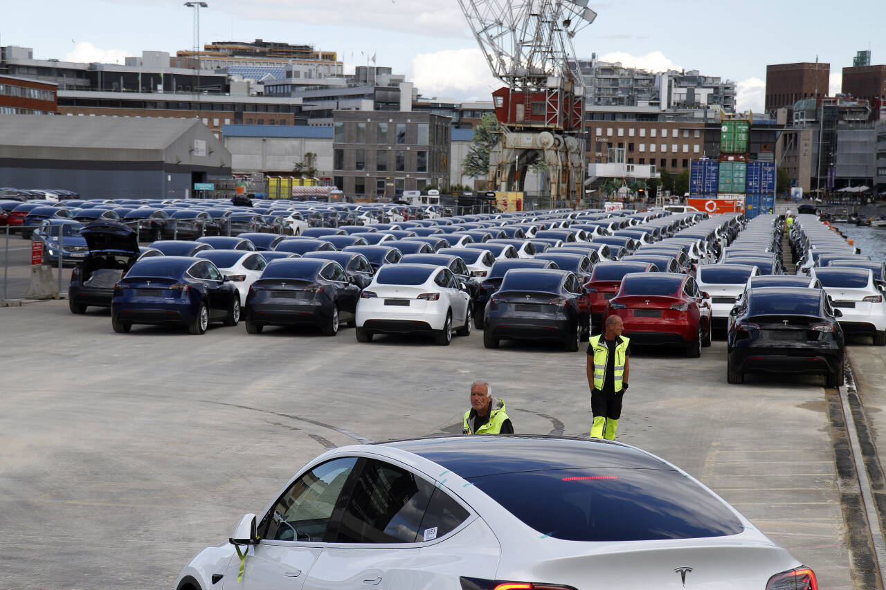 NYE BILER: Vel halvparten de mest leverte bilene i 2021 er bilmodeller som er lansert det siste året. Og ni av de ti mest leverte er elbiler. Tesla Model Y ble lansert i august og er på fjerdeplass, øverst troner Tesla Model 3. Foto: Morten Abrahamsen / NTB