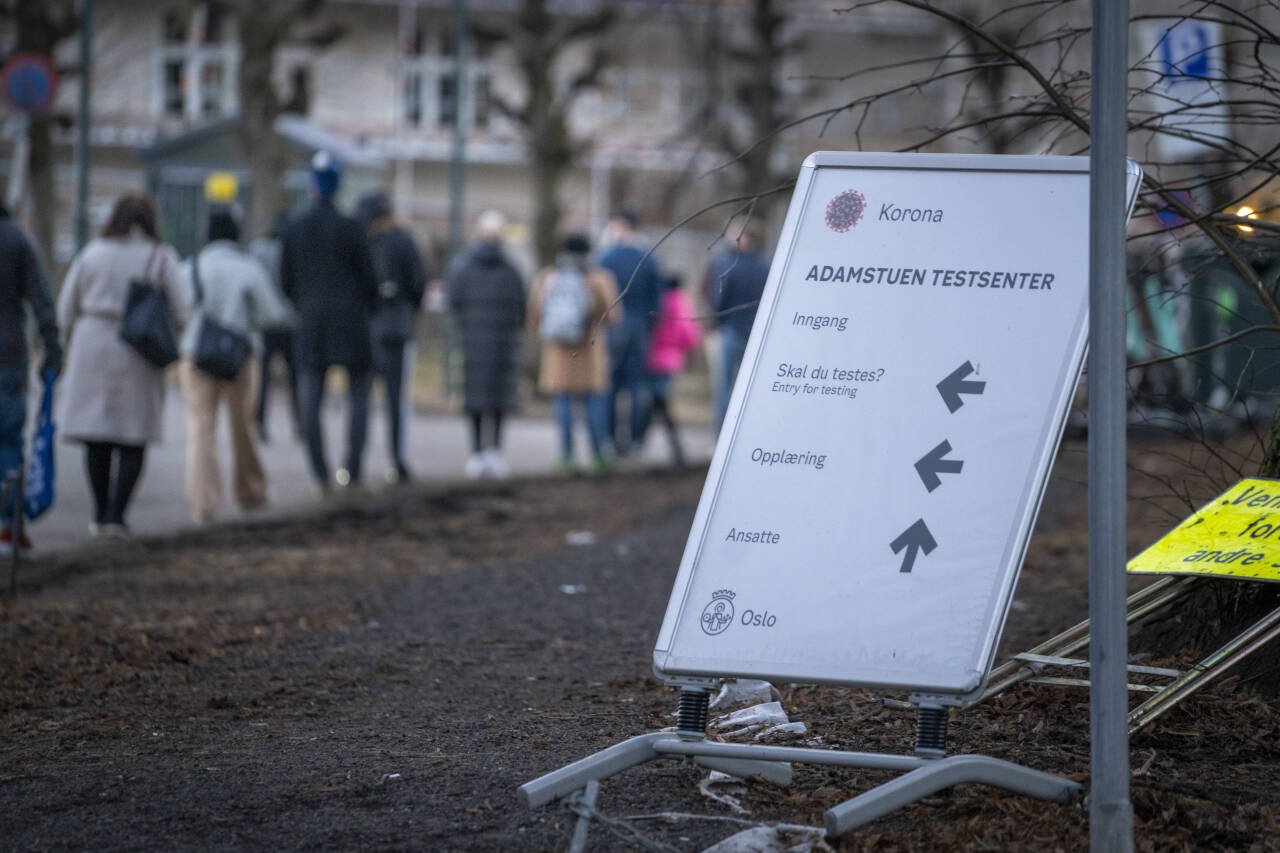 Det siste døgnet er det registrert 2.214 koronasmittede i Norge. De siste sju dagene er det i snitt registrert 3.416 koronasmittede per dag.Foto: Heiko Junge / NTB