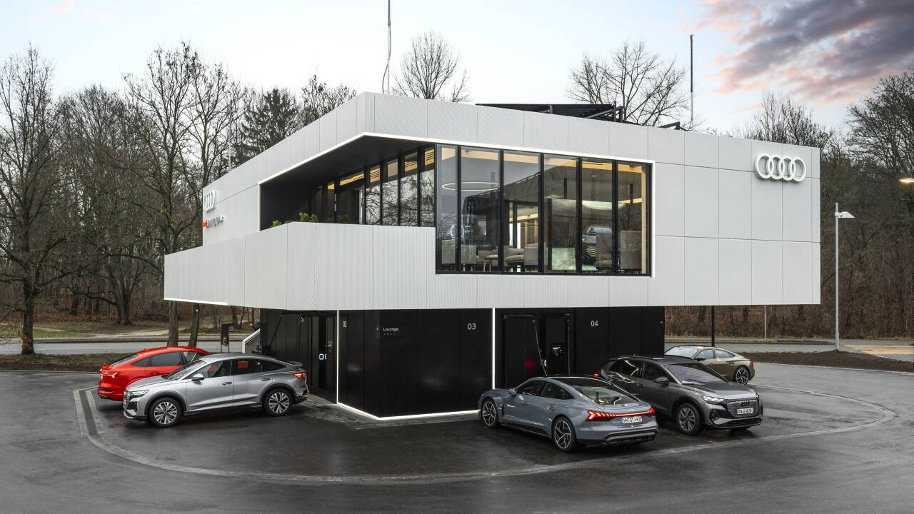 LOUNGELADING: Audi tester ut et hus med lynlading, der kundene kan slappe av mens de venter. Foto: Produsenten