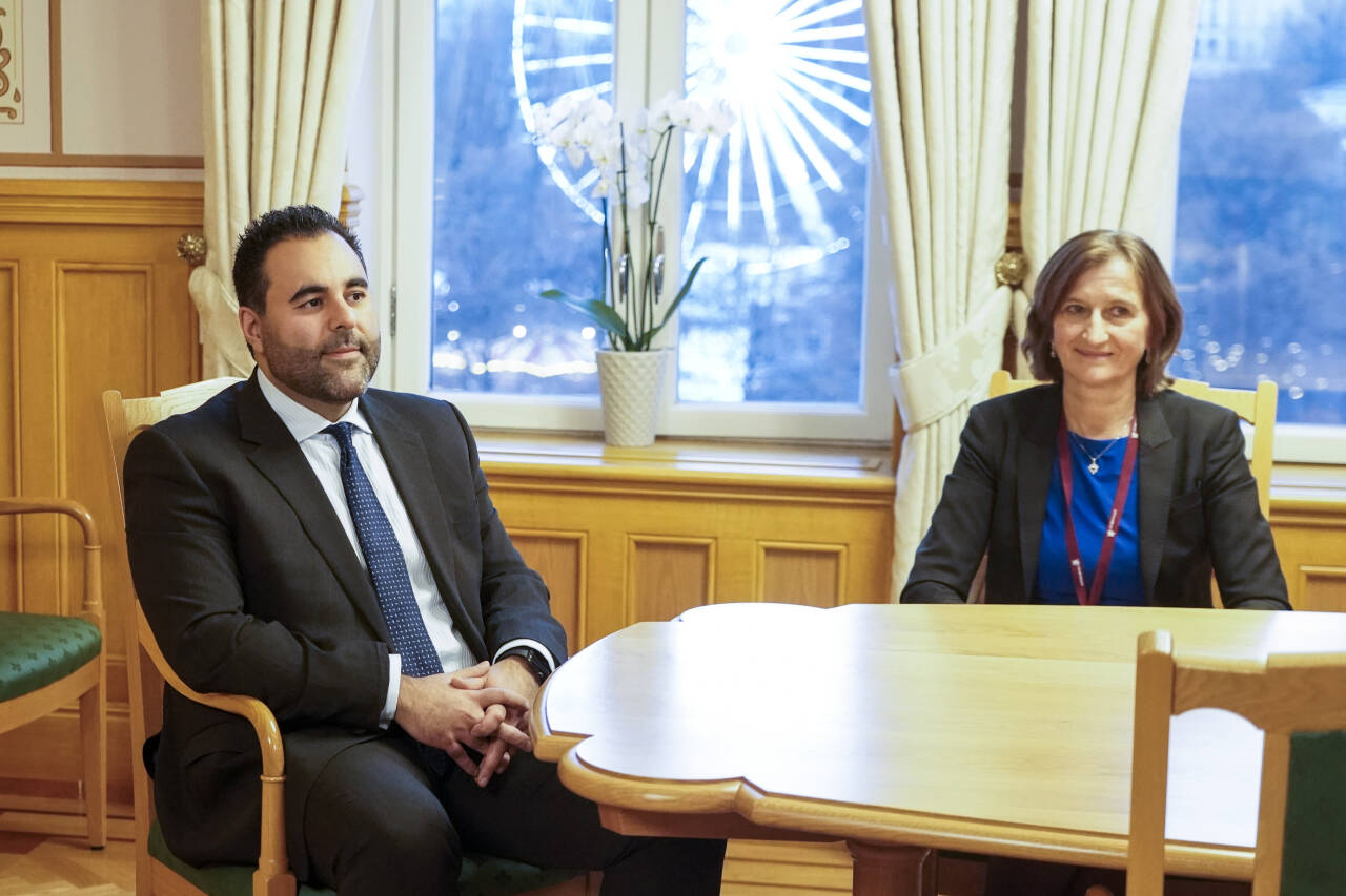 Stortingspresident Masud Gharahkhani (Ap, t.v.) og Stortingets direktør Marianne Andreassen forsøker å rydde opp i etterlønnsproblematikken i Stortinget.Foto: Terje Pedersen / NTB