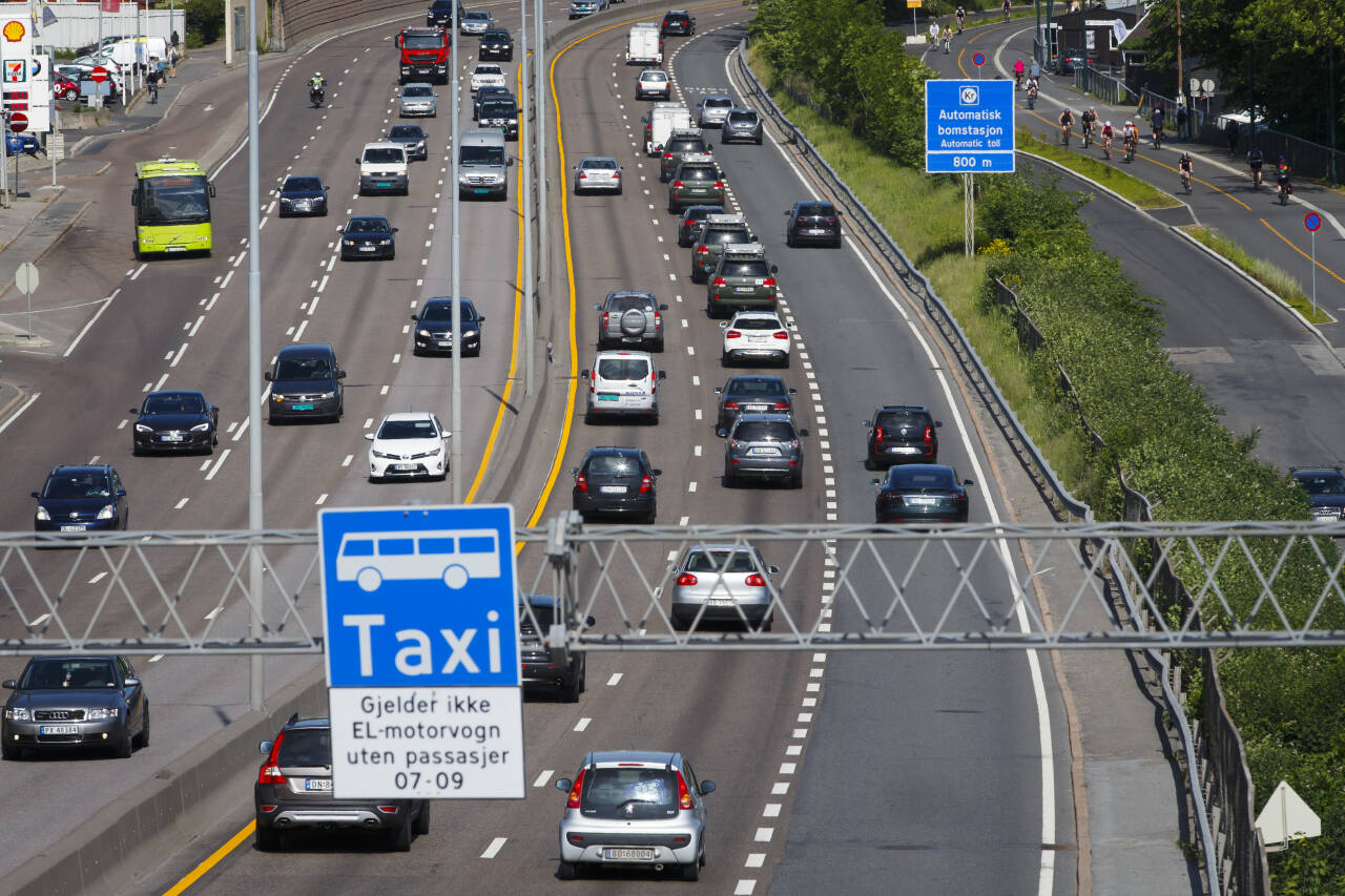 KOLLEKTIVFELT: Elbiler har mange steder tilgang til kollektivfeltet, men det er ikke noe krav at elbilen har et registreringsskilt som starter på «E». Foto: Heiko Junge / NTB