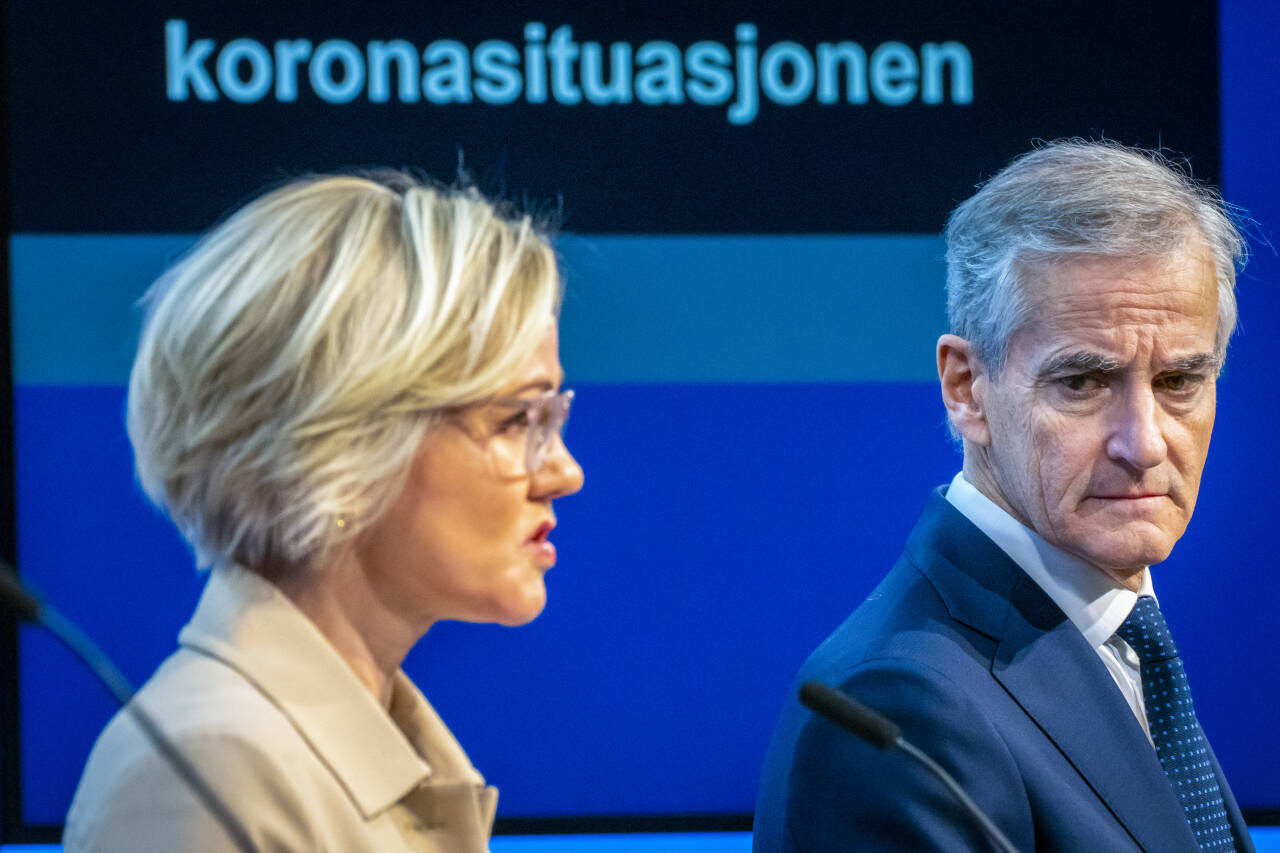 Helseminister Ingvild Kjerkol (Ap) og statsminister Jonas Gahr Støre (Ap) inviterer mandag kveld til nok en pressekonferanse om koronasituasjonen etter flere nye smitterekorder. Foto: Heiko Junge / NTB