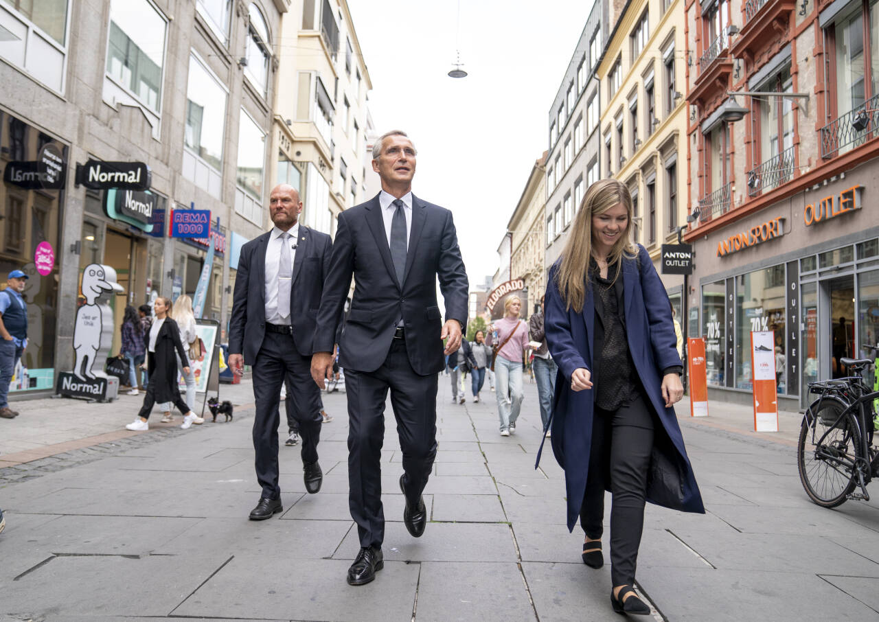 Nato-sjef Jens Stoltenberg går av neste år. Da vil han gjerne spasere rett inn på sjefskontoret i Norge Bank. Foto: Torstein Bøe / NTB