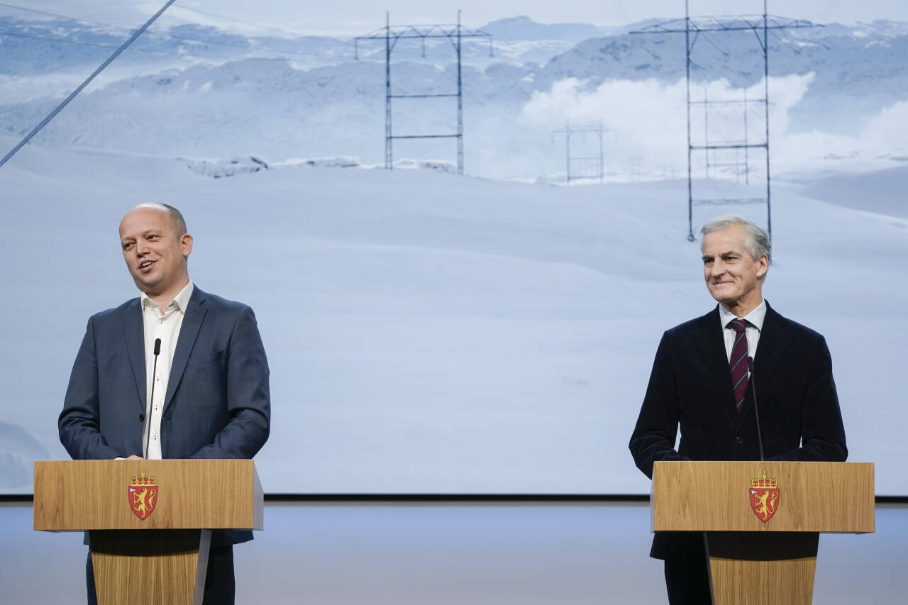 Finansminister Trygve Slagsvold Vedum (Sp) og statsminister Jonas Gahr Støre. Foto: Terje Pedersen / NTB