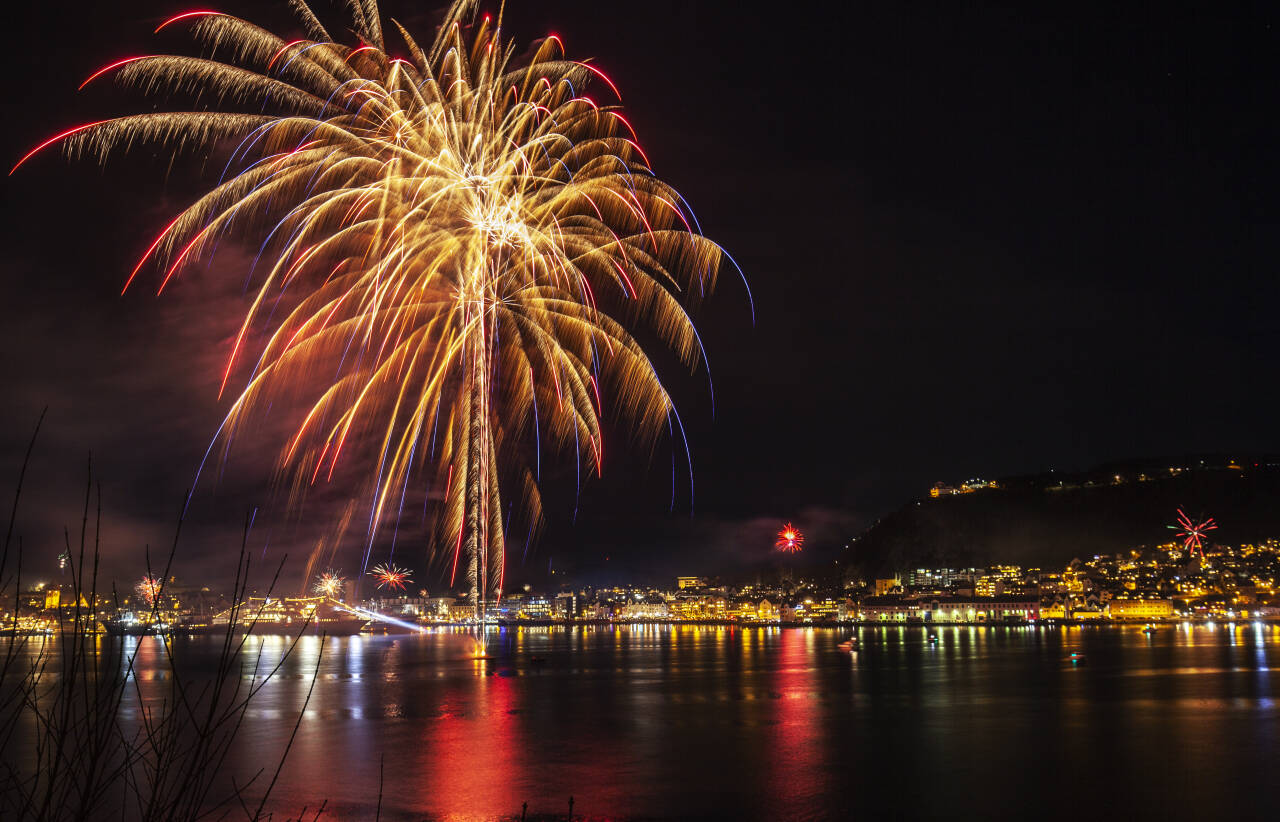 Nyttårsaften i Ålesund i fjor med fellesfyrverkeri fra flåte i Aspevågen. I år ber kommunen folk om å begrense samlingene på årets siste dag. Foto: Halvard Alvik / NTB