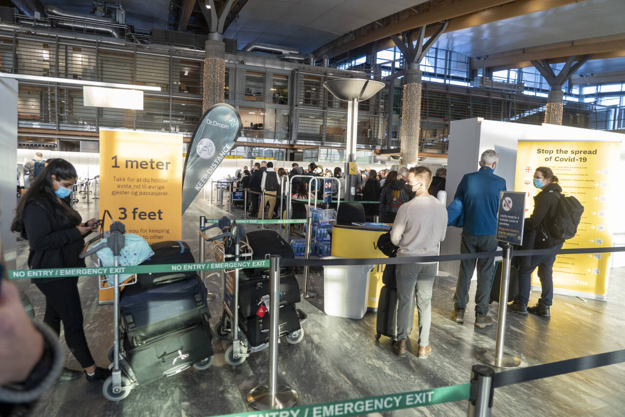 Ankomne passasjerer på Oslo lufthavn Gardermoen står i kø for å teste seg for koronasmitte. Foto: Terje Pedersen / NTB