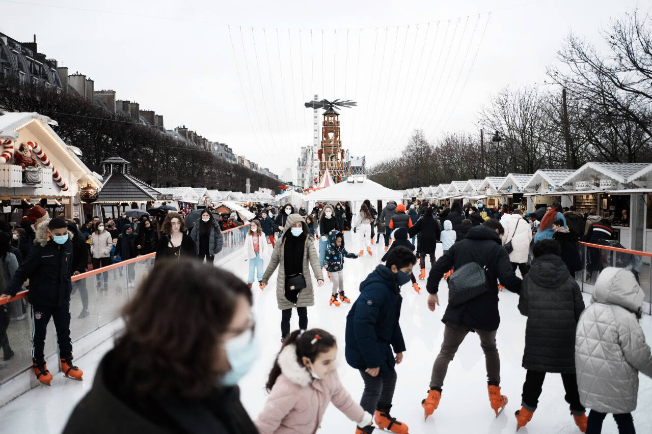 Frankrike vil ikke stenge helt ned, men i Paris må alle over elleve år bære munnbind utendørs for å bremse koronasmitten. Foto: Thibault Camus / AP / NTB