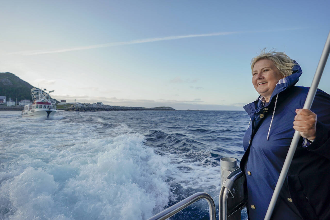 Statsminister Erna Solberg under valgkampen i 2019 da hun besøkte fuglefjellet på Runde på Vestlandet. Nå blir hun havets høye beskytter i FNs havforskningstiår. Foto: Heiko Junge / NTB