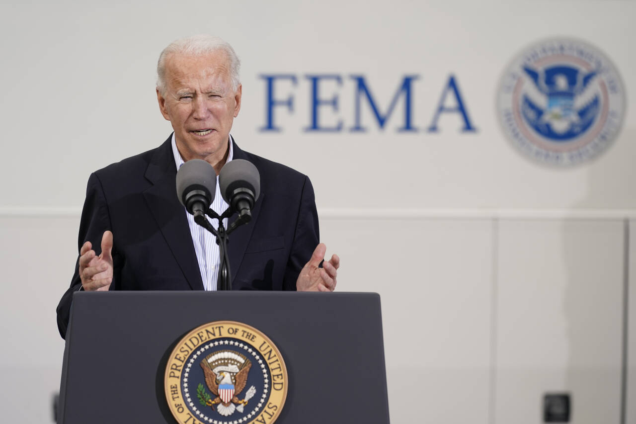 Joe Biden sier angrepet i Syria er en klar beskjed til Iran. Den amerikanske presidenten besøker Houston i Texas for å se på opprydnings- og hjelpearbeidet etter de kraftige vinterstormene og for å se på massevaksineringen som er i gang. Foto: Patrick Semansky / AP / NTB
