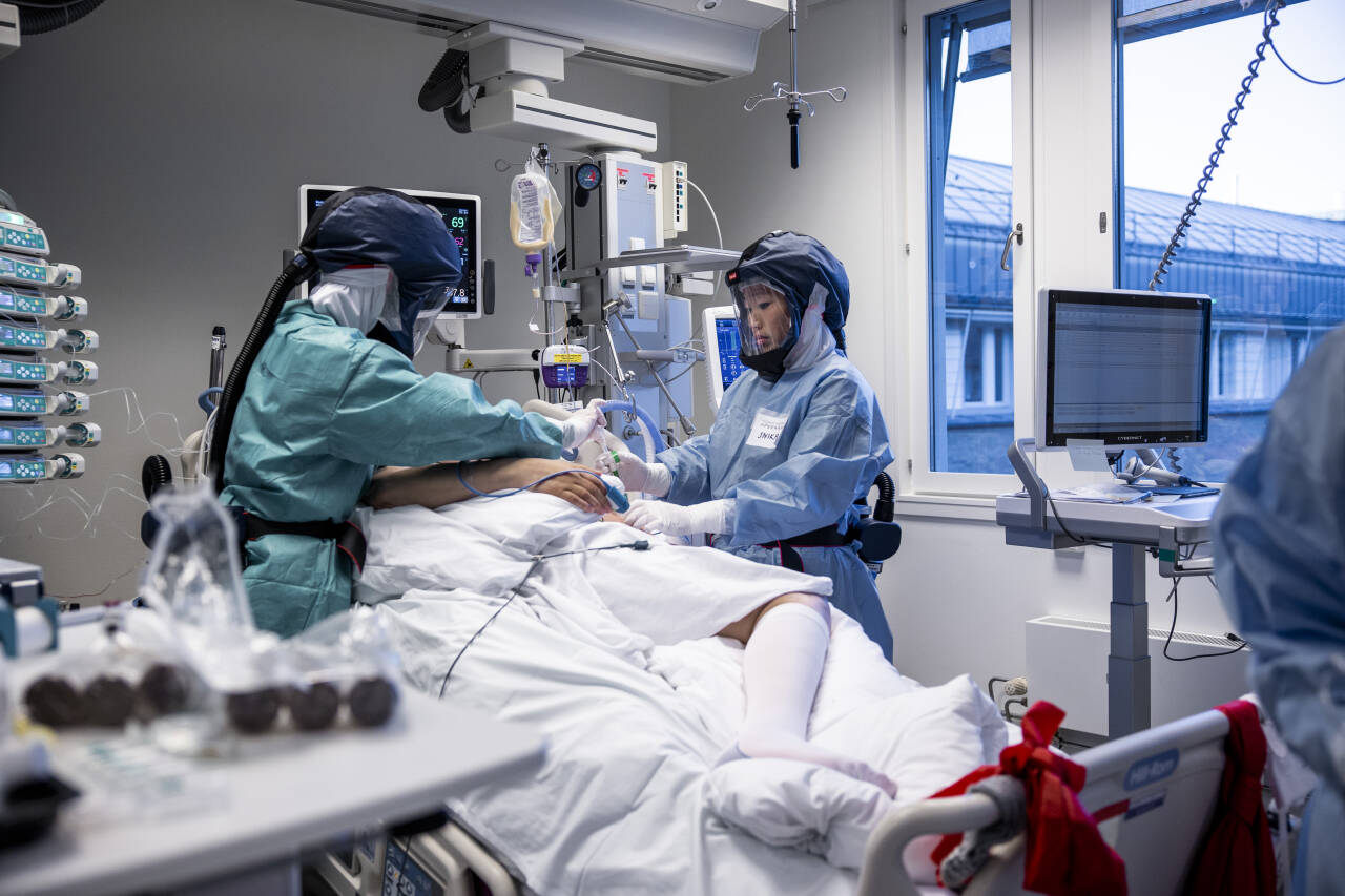 76 koronapasienter var lørdag innlagt på sykehus. Det var fire færre enn dagen før. Bildet er fra intensivavdelingen på Oslo universitetssykehus Rikshospitalet i november i fjor. Foto: Jil Yngland / NTB
