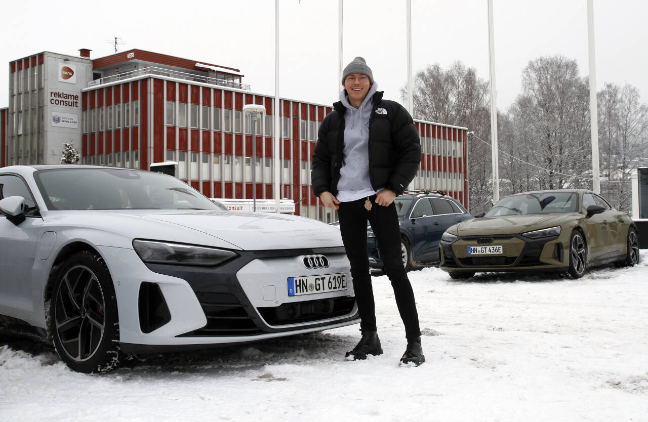KOMMER SNART: Morten Moum hos den norske Audi-importøren poserer med en e-tron GT. Elbilen var på en snarvisitt til Norge før kundeleveringene skjer til våren. Foto: Morten Abrahamsen / NTB