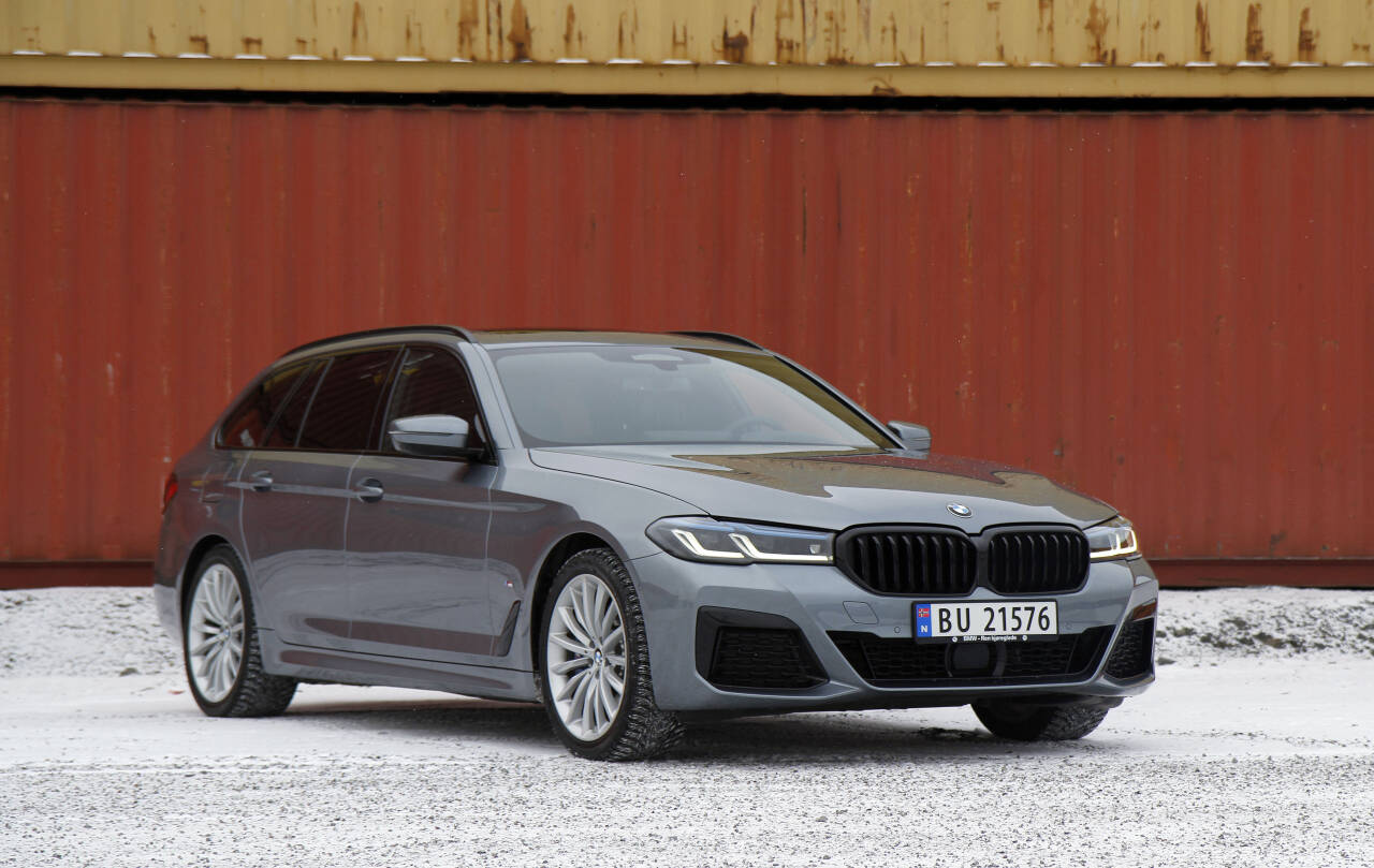 SMART: BMW 530e har et geo-gjerde som gjør at drivlinjen automatisk slår over på ren eldrift når den nærmer seg sentrum i store byer som Oslo. Stiller man GPS-en på en reisemål innenfor, vil den samle opp nok strøm underveis. Foto: Morten Abrahamsen / NTB