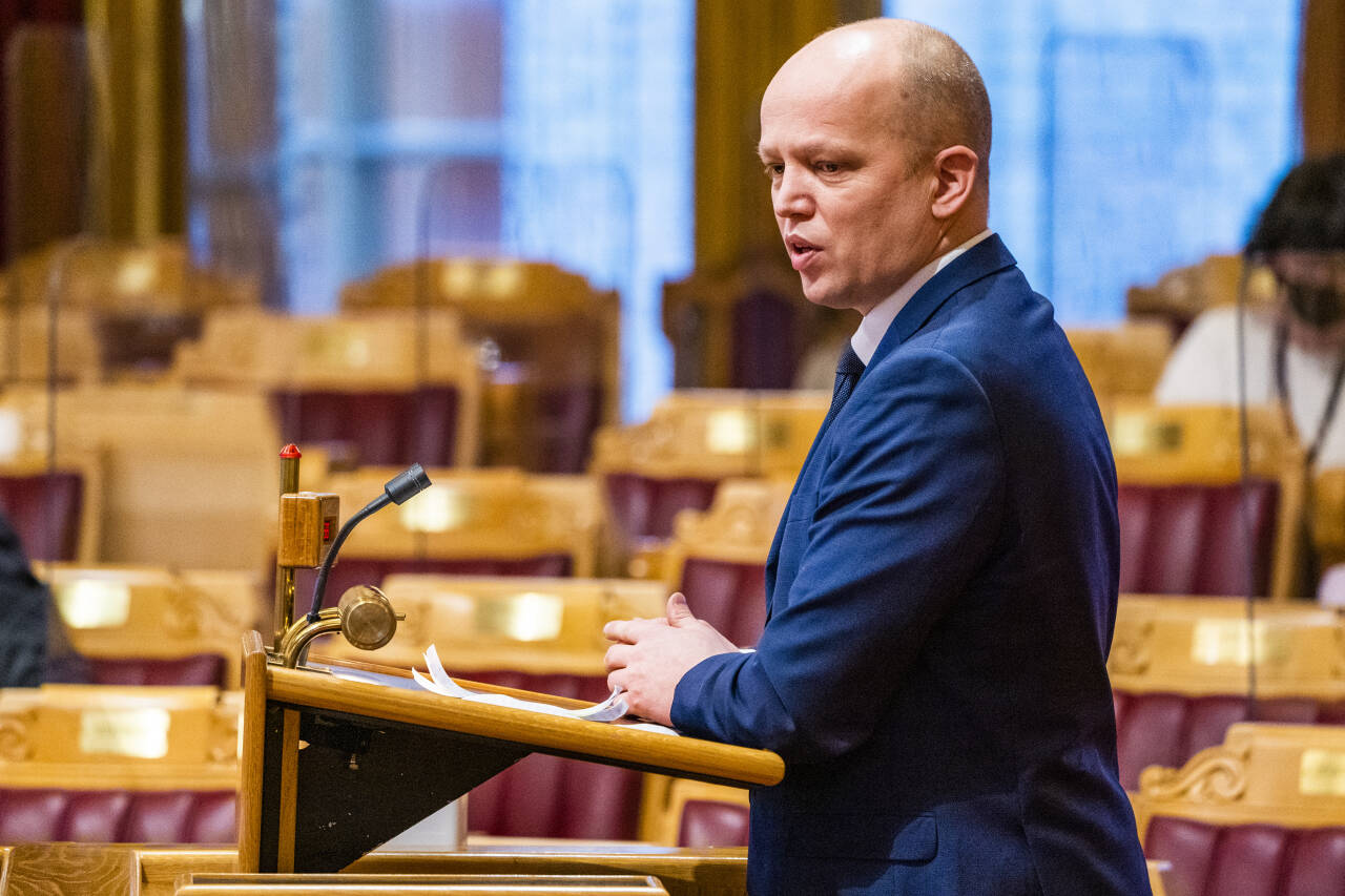 Senterparti-leder Trygve Slagsvold Vedum er frustrert og hevder det ikke foregår reelle forhandlinger i Stortinget om regjeringens siste forslag til krisepakke. Foto: Håkon Mosvold Larsen / NTB