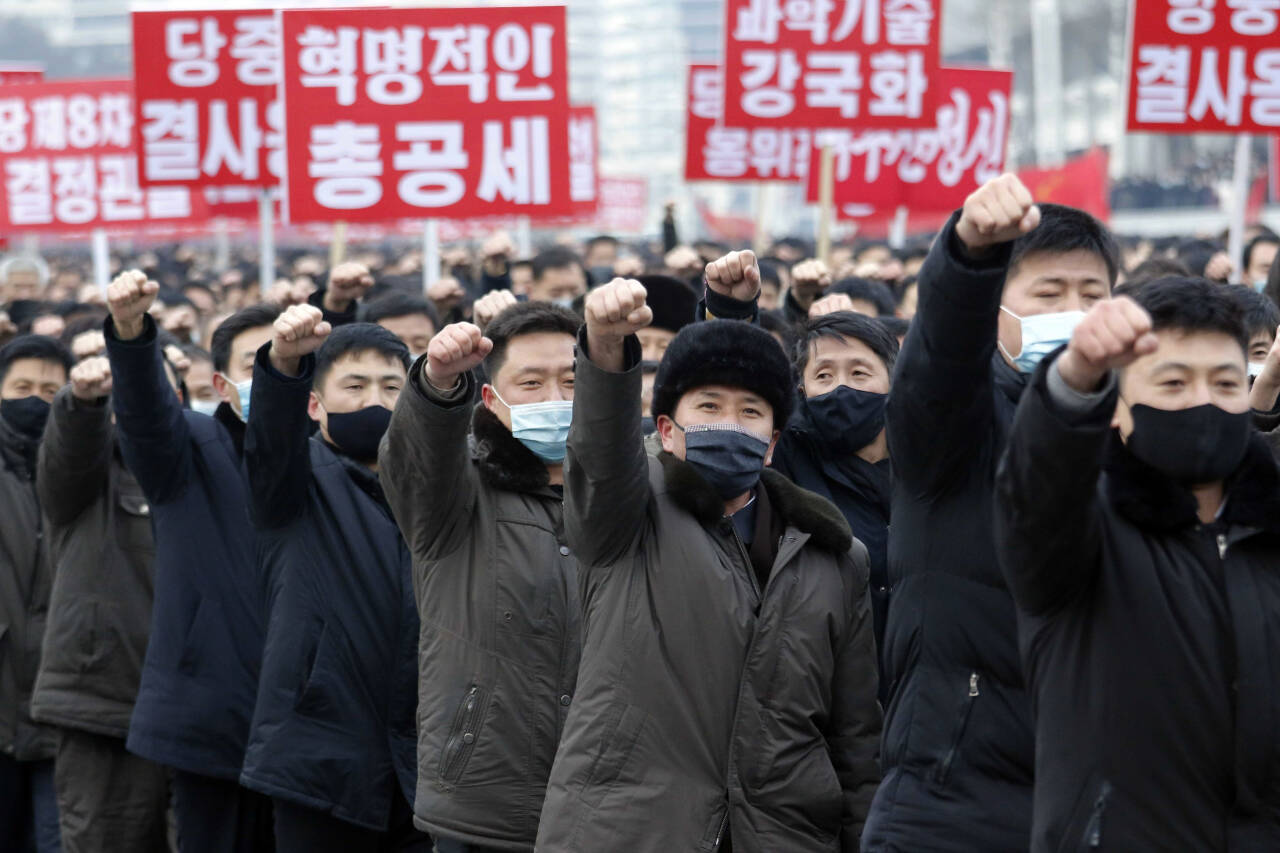 Nordkoreanere feirer at Kim Jong-un nylig ble utnevnt til generalsekretær av landets kommunistparti, men demokrati har de ikke. Landet havner aller nederst av de 167 landene i The Economist Intelligence Units årlige demokrati-indeks. Foto: AP / NTB 