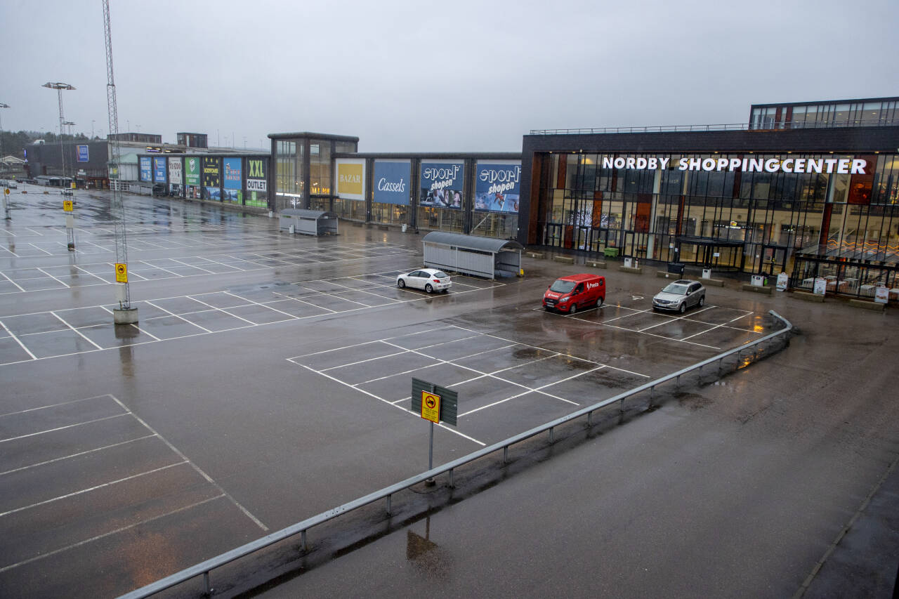 I begynnelsen av desember i fjor var det nesten tomt på parkeringsplassen til Nordby shoppingcenter i Strömstad som ligger like ved grensen til Norge. Foto: Adam Ihse / TT / NTB