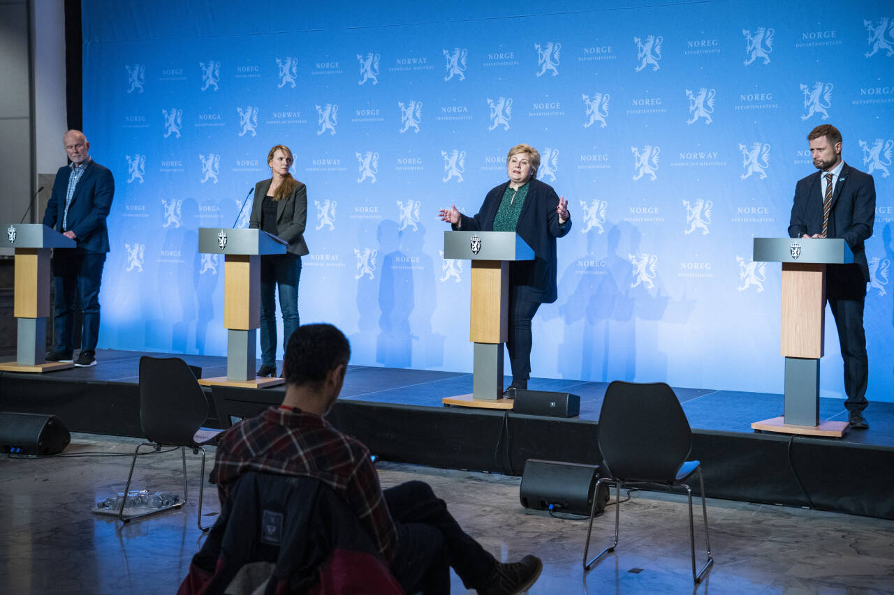 Opposisjonen mener det ikke er tilfredsstillende at kommunelegene blir informert om inngripende koronatiltak via TV-sendte pressekonferanser. Foto: Håkon Mosvold Larsen / NTB