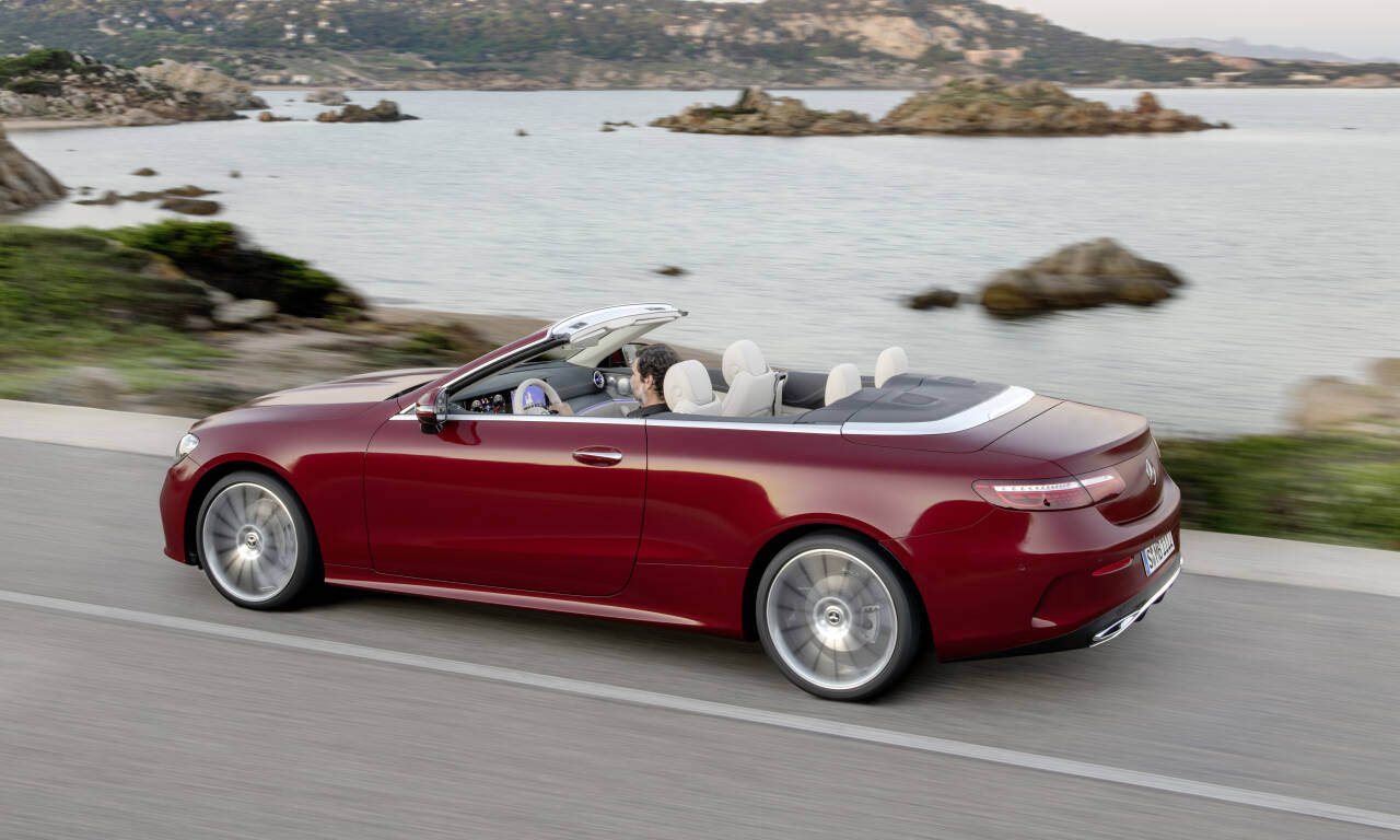 SOMMERBIL: Nye Mercedes-Benz E-klasse Cabriolet rekker akkurat sommeren i Norge. Foto: Produsenten