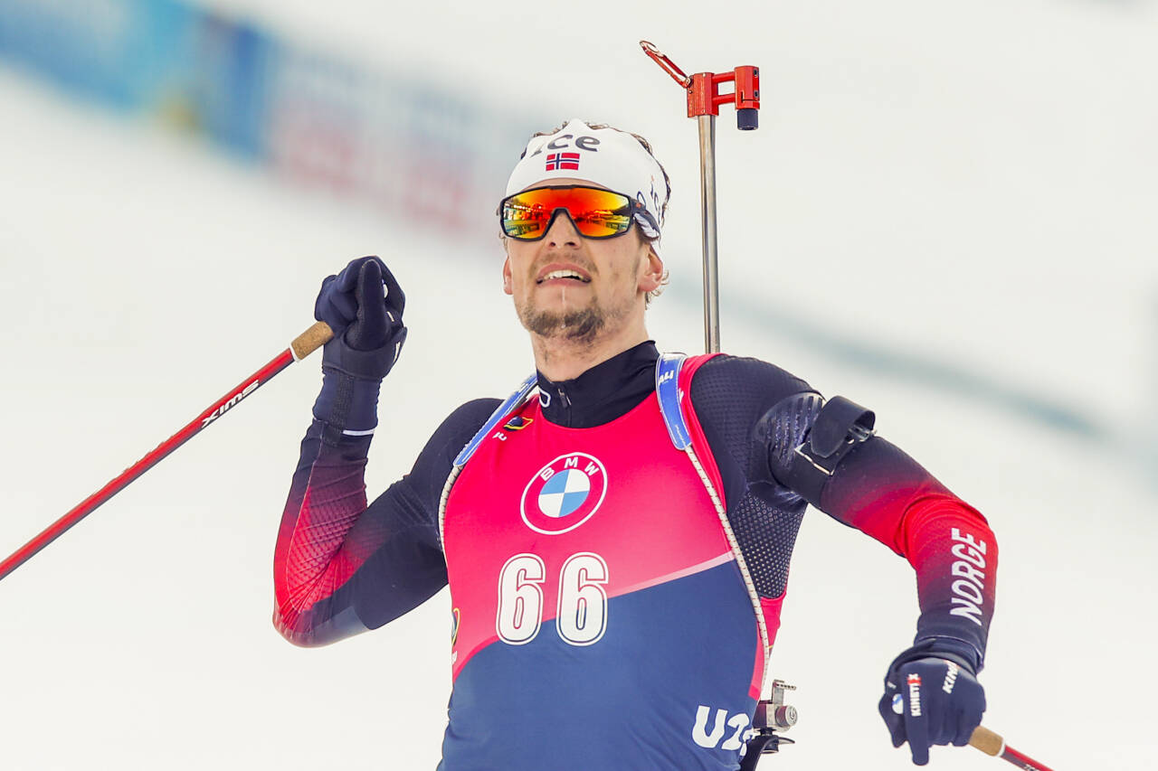 Sturla Holm Lægreid jubler i målområdet etter normaldistansen for menn under VM i skiskyting. Foto: Primoz Lovric / NTB