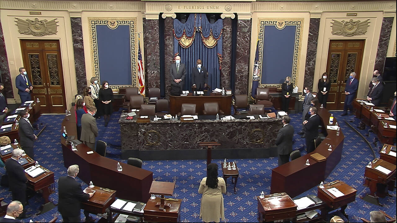 Senatet samlet seg til en sjelden lørdagssesjon i forbindelse med riksrettssaken mot Donald Trump. Foto: Senate Television via AP / NTB
