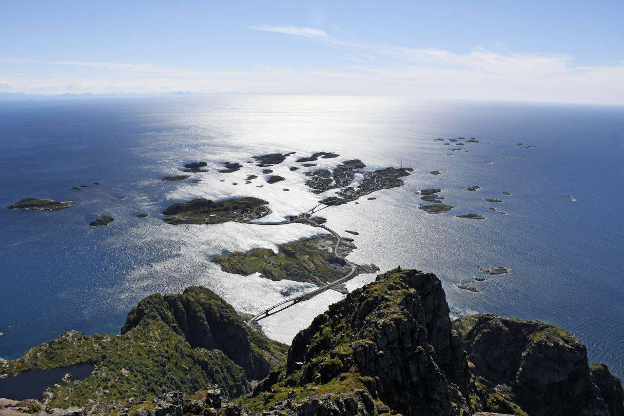 Unge Høyre går nå inn for å verne de sårbare havområdene utenfor Lofoten, Vesterålen og Senja. Her sett fra Festvågtinden ved Henningsvær, i Lofoten. Foto: Rune Stoltz Bertinussen / NTB