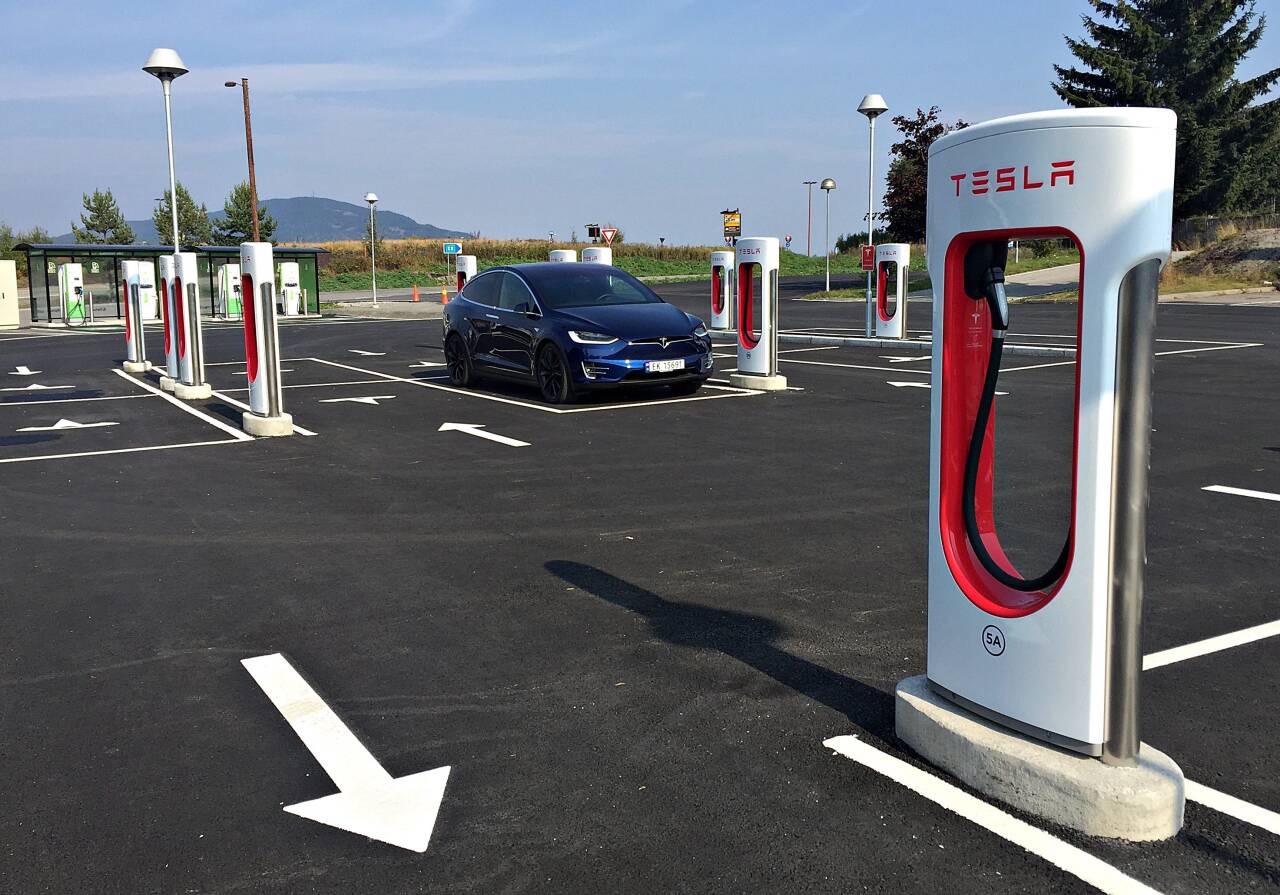 UNNGÅ LADEKØ: Tesla skal gjøre et forsøk på å styre ladebruken med nedsatt strømpris enkelte dager. FOTO: Morten Abrahamsen / NTB