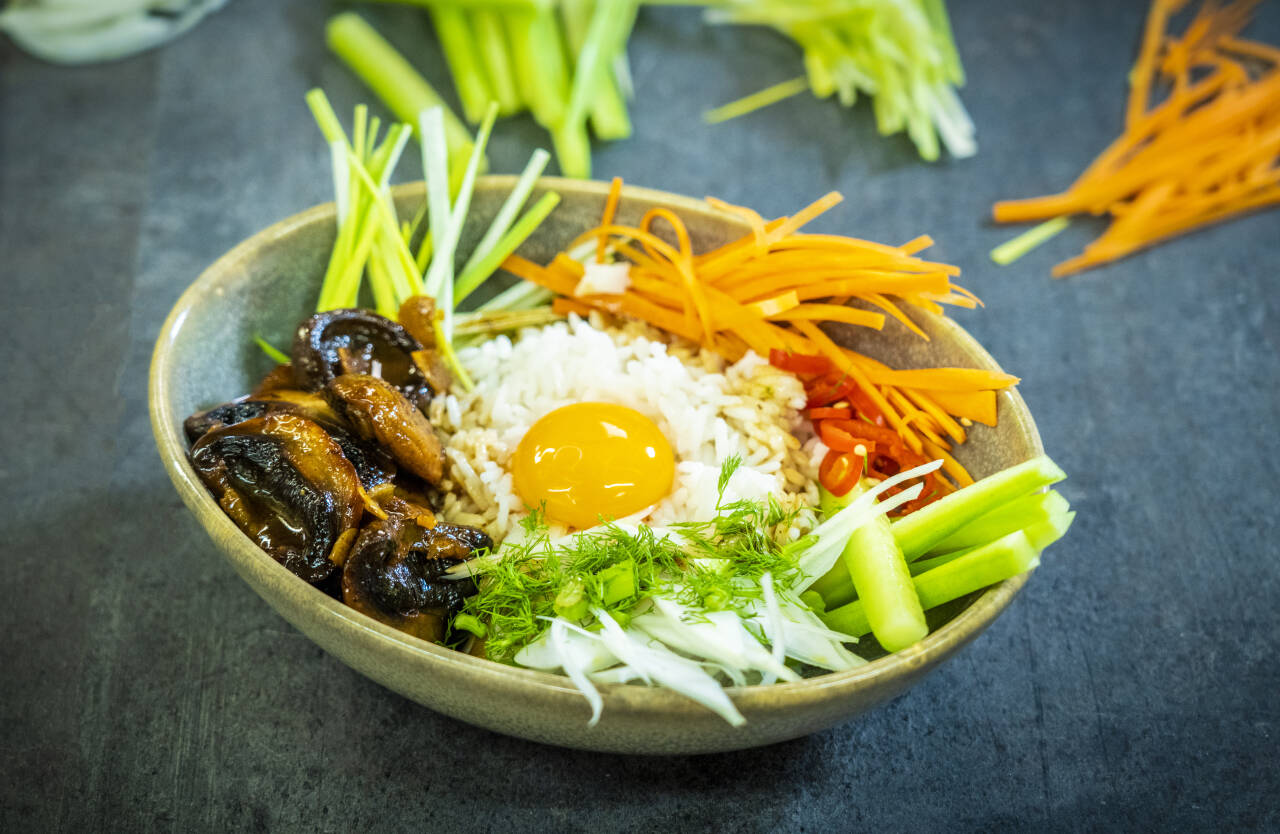 BIBIMBAP: Bruk det du har av grønnsaker, med ris i bunnen og egg på toppen. Foto: Ole Berg-Rusten / NTB