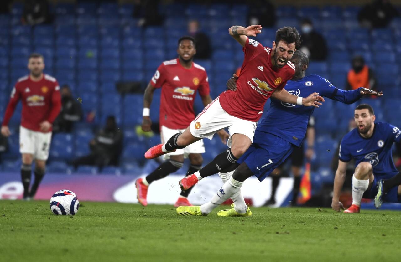 Manchester Uniteds Bruno Fernandes (t.v.) og Chelseas N'Golo Kante kjemper om ballen under Premier League-kampen mellom Chelsea og Manchester United på Stamford Bridge Stadium i London, England søndag 28. februar 2021. Foto: Andy Rain / AP