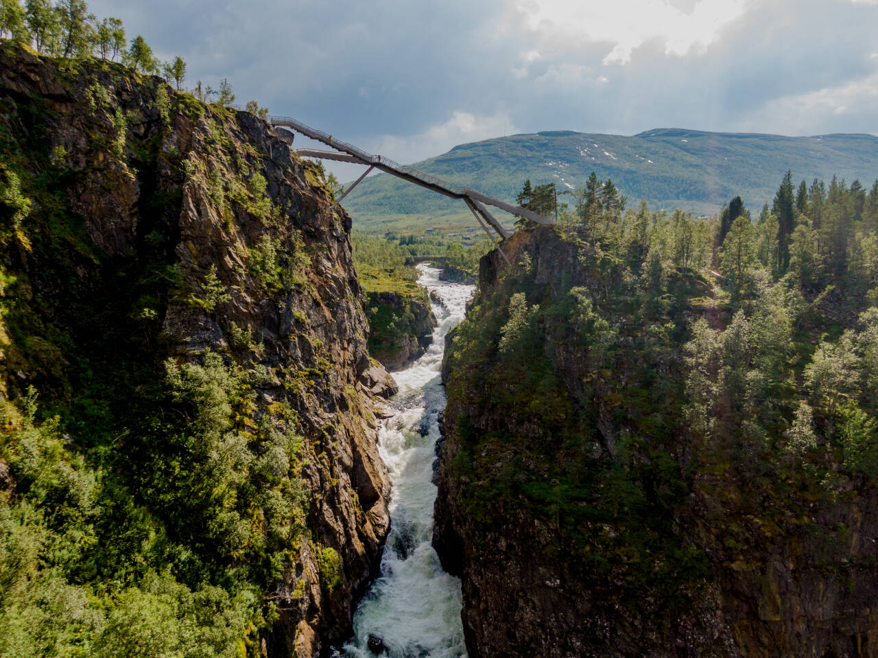 FOSS: Vøringsfossen har et fall på 182 meter, fra Hardangerviddeplatået og ned i Måbødalen. Brokonstruksjonen ble ferdigstilt i 2020. Foto: Stian Lysberg Solum / NTB