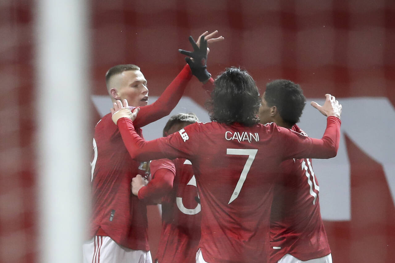 Scott McTominay (til v.) gratuleres med scoringen som sendte Manchester United videre i FA-cupen på bekostning av West Ham. Foto: Martin Rickett, Pool via AP / NTB