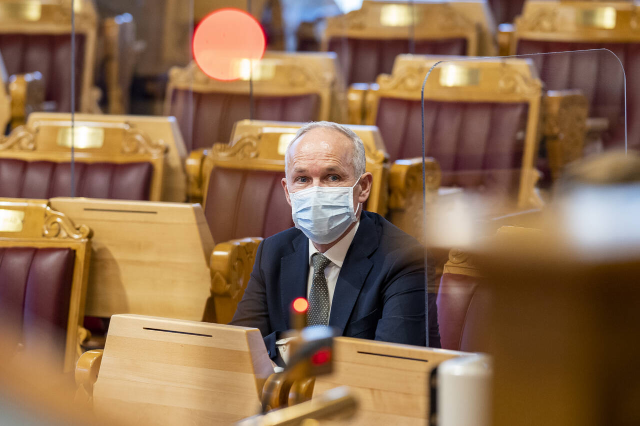 Finansminister Jan Tore Sanner (H) i stortingssalen. Han åpner nå for å diskutere krisetiltak for å bøte på høye strømpriser. Foto: Heiko Junge / NTB