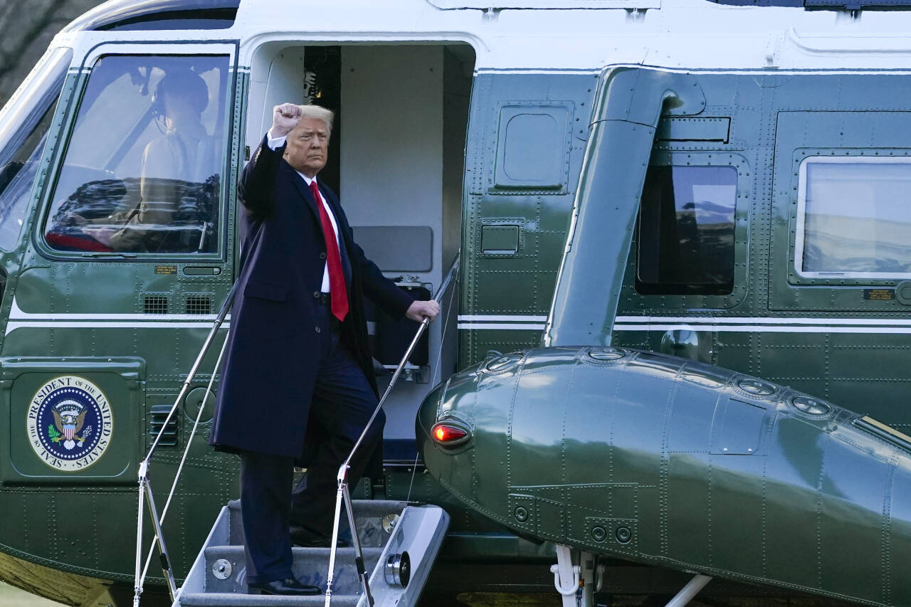 Donald Trump lover å kjempe videre. Her fra da han forlot Det hvite hus 20. januar. Foto: Alex Brandon / AP / NTB