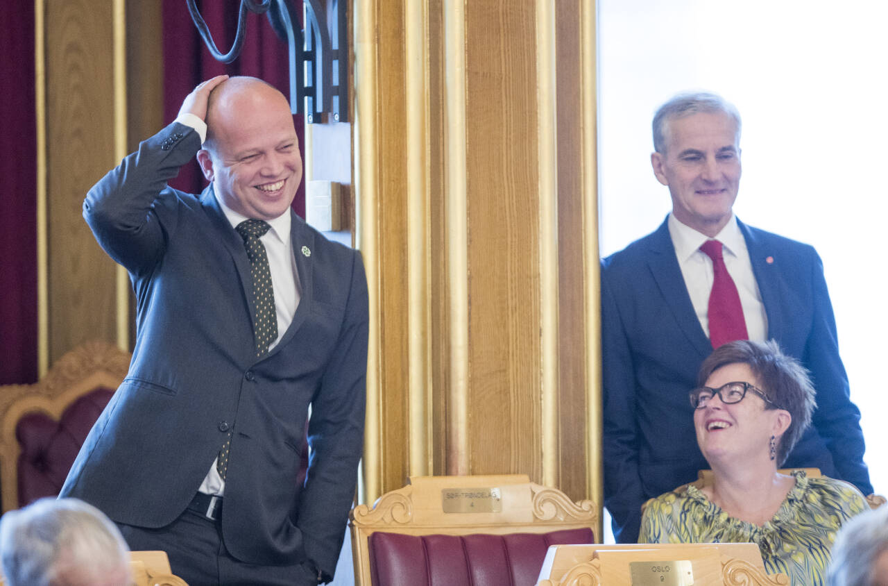 Trygve Slagsvold Vedum i Senterpartiet og Jonas Gahr Støre i Arbeiderpartiet er enig om mye, men ikke om SV skal med i en eventuell ny regjering etter valget. Foto: Terje Pedersen / NTB