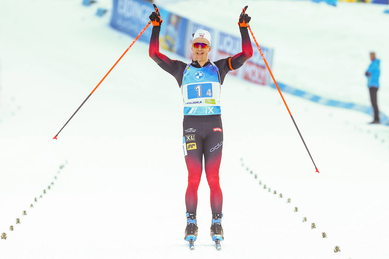 Vetle Sjåstad Christiansen går jublende over mål etter ankeretappen på mennenes stafett i skiskytter-VM. Han fullførte en perfekt norsk dag med to gullmedaljer. Foto: Primoz Lovric / NTB