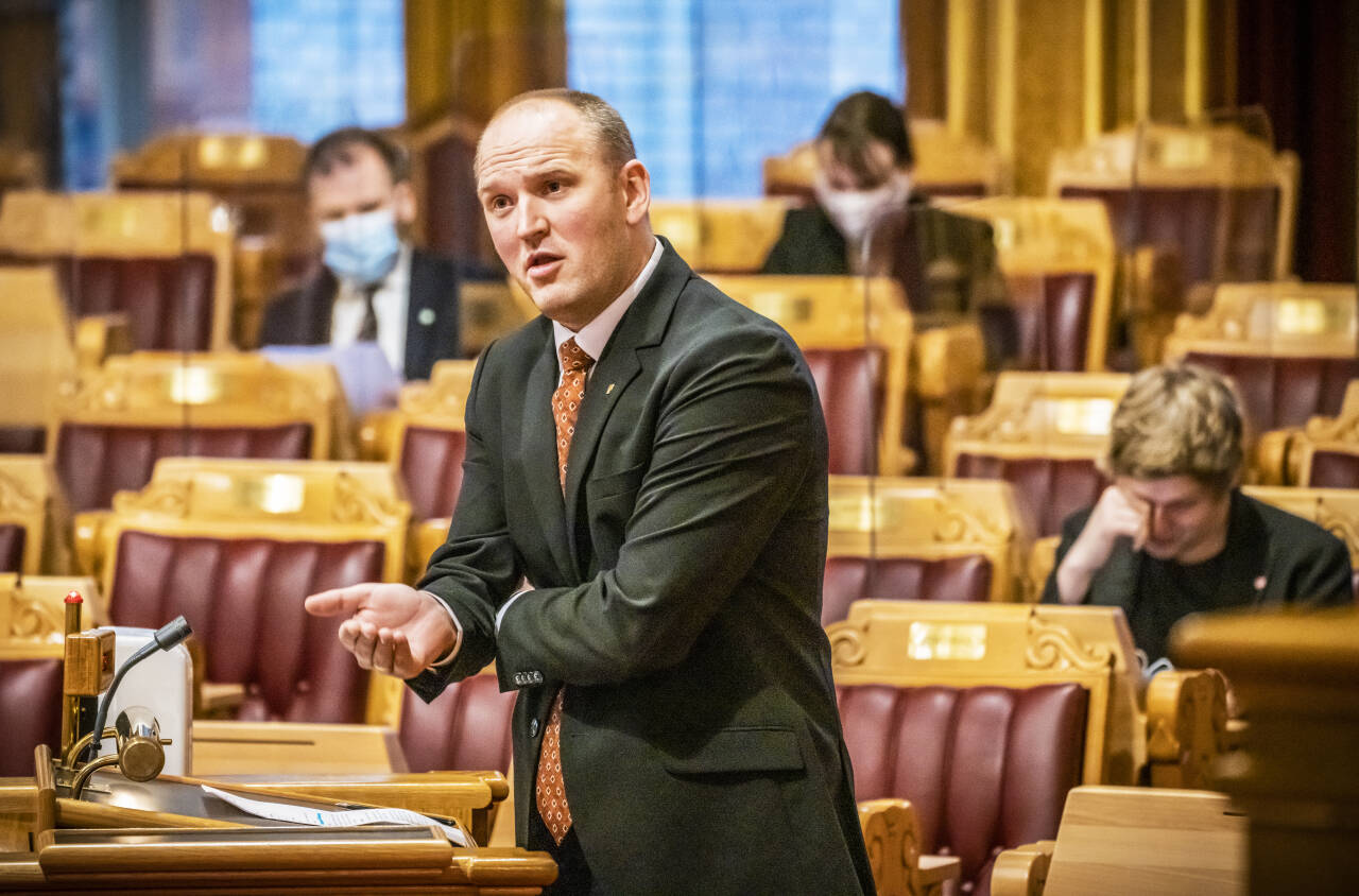 Frps Jon Georg Dale (Frp) anklager Sp for å ri to hester om olje og CO2. Foto: Ole Berg-Rusten / NTB