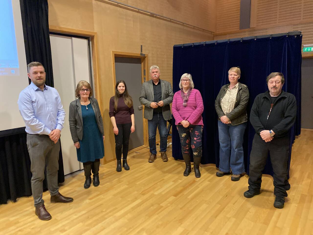 Det nye styret i Kristiansund Senterparti. Fra venstre: Alf Yttervik-Adolfsen (nestleder), Maritta B. Ohrstrand (styremedlem), Vilde Lien (styremedlem), Steinar Hoftaniska Høgsve (leder), Jorunn Kvernen (kasserer), Isia Sevaldsen (styremedlem), Bengt G. Eriksson (studieleder). Ikke til stede: Berit M. Frey, styremedlem og Tobias Eidsvaag som representerer senterungdommen. I tillegg møter gruppeleder Henrik Stensønes med fulle rettigheter i styremøtene. Foto: Kristiansund Senterparti