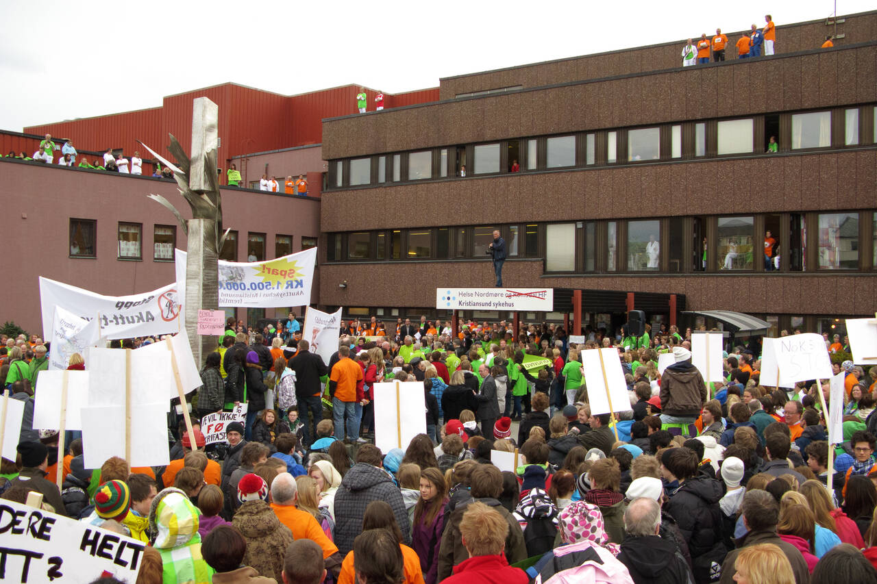 – Fra sykehusaksjon foran Kristiansund sykehus i  2010, hvor enkelte hadde plakater med påskriften «60.000 innbyggere vil ha fellessykehus på Nordmøre» Foto: KSU.NO