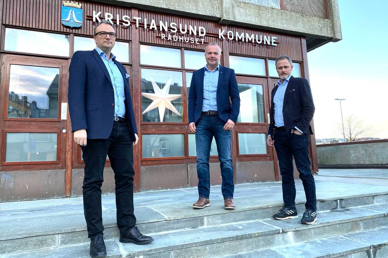 Kommuneoverlege Askill Sandvik, ordfører Kjell Neergaard og rådmann Arne Ingebrigtsen er bekymret for smitteutviklingen i Kristiansund. Foto: Tore Lyngvær / Kristiansund kommune