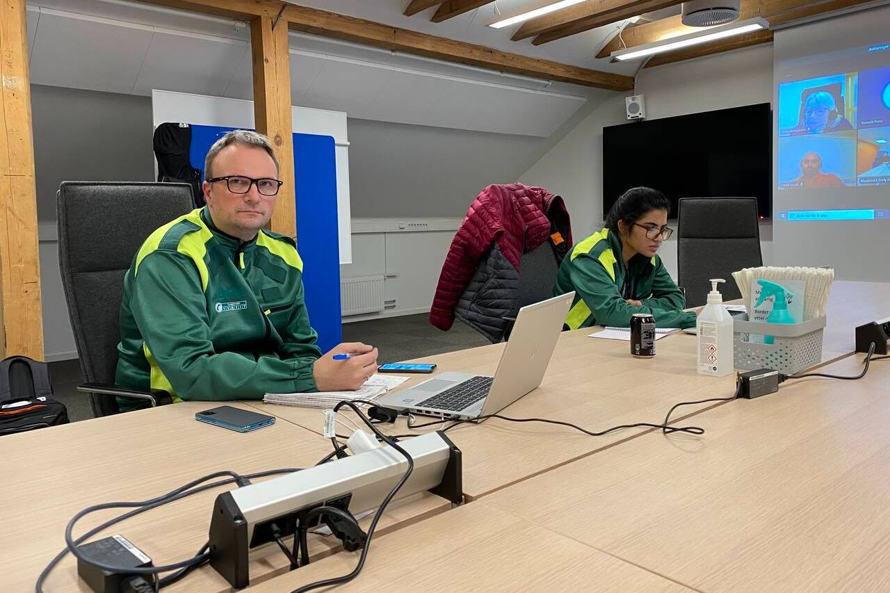 Kommuneoverlege Askill Sandvik og smittevernlege Deepa Mathew Caoile jobber ufortrødent videre med smittesporing. Foto: Tore Lyngvær / Kristiansund kommune