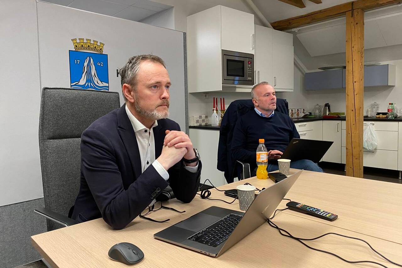 Rådmann Arne Ingebrigtsen, ordfører Kjell Neergaard og resten av kriseledelsen viderefører strenge lokale vedtak i ytterligere en uke. Foto: Tore Lyngvær / Kristiansund kommune