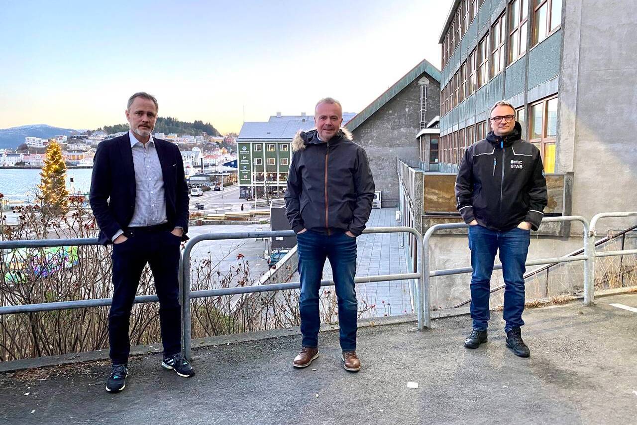 Rådmann Arne Ingebrigtsen, ordfører Kjell Neergaard og kommuneoverlege Askill Sandvik ber innstendig om at bedriftene er sitt ansvar bevisst og bidrar med å hindre importsmitte. Foto: Tore Lyngvær / Kristiansund kommune