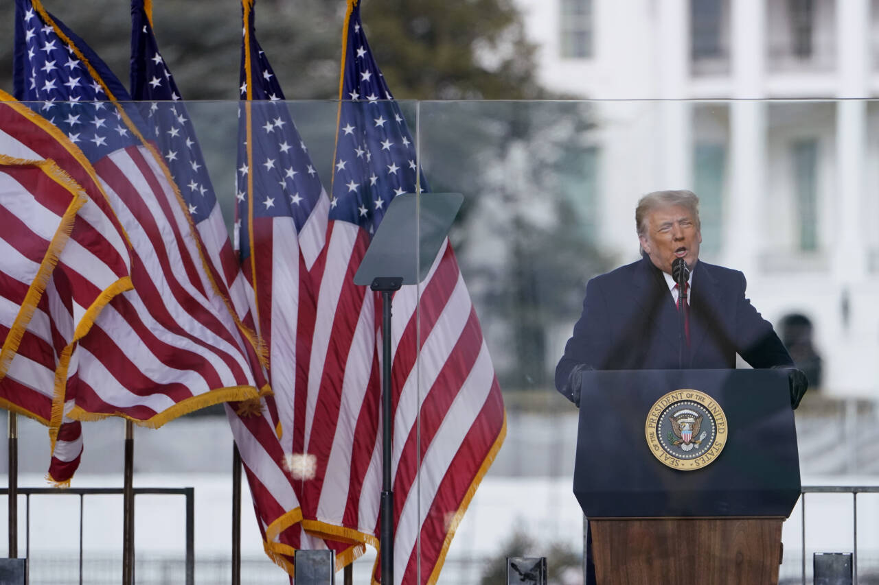 President Donald Trump taler til flere tusen oppmøtte tilhengere foran Det hvite hus i Washington D.C. onsdag. Foto: Jacquelyn Martin, AP / NTB