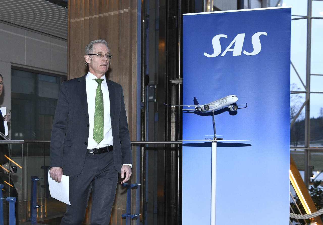 SAS-sjef Rickard Gustafson da han i mars i fjor informerte om nedgangen i etterspørselen etter flyreiser i forbindelse med koronapandemien. Foto: Claudio Bresciani / TT Nyhetsbyrån / NTB