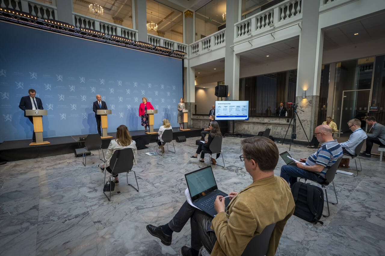 Journalister måtte bruke mye av arbeidstiden i fjor på å dekke koronapandemien i 2020. Ikke alle er like fornøyd med mediedekningen. Foto: Heiko Junge / NTB