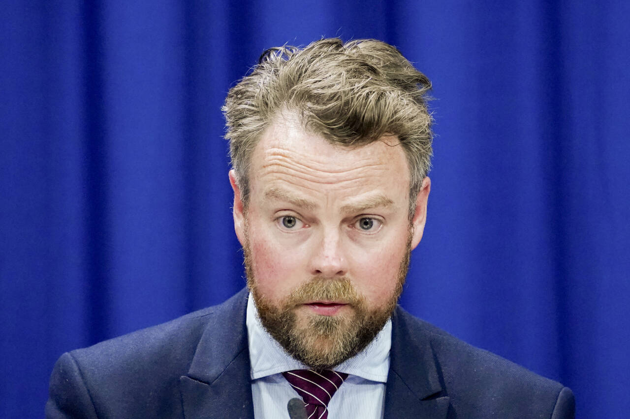 Arbeids- og sosialminister Torbjørn Røe Isaksen (H) kaller spådommene om arbeidsmarkedet «et kjempeparadoks.»Foto: Lise Åserud / NTB