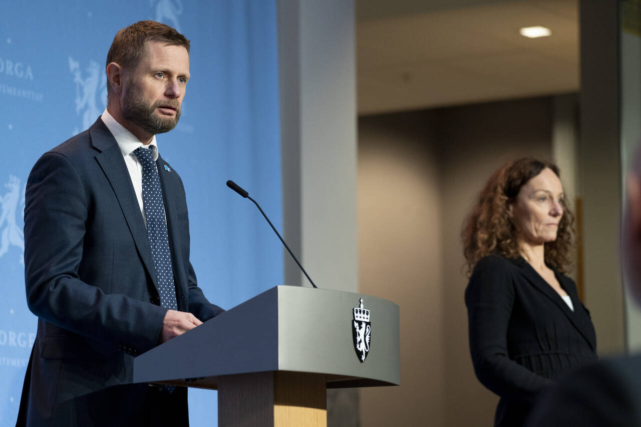 Helse- og omsorgsminister Bent Høie (H), her sammen med direktør Camilla Stoltenberg i Folkehelseinstituttet, lover bedre informasjon til landets kommuneleger. Foto: Torstein Bøe / NTB