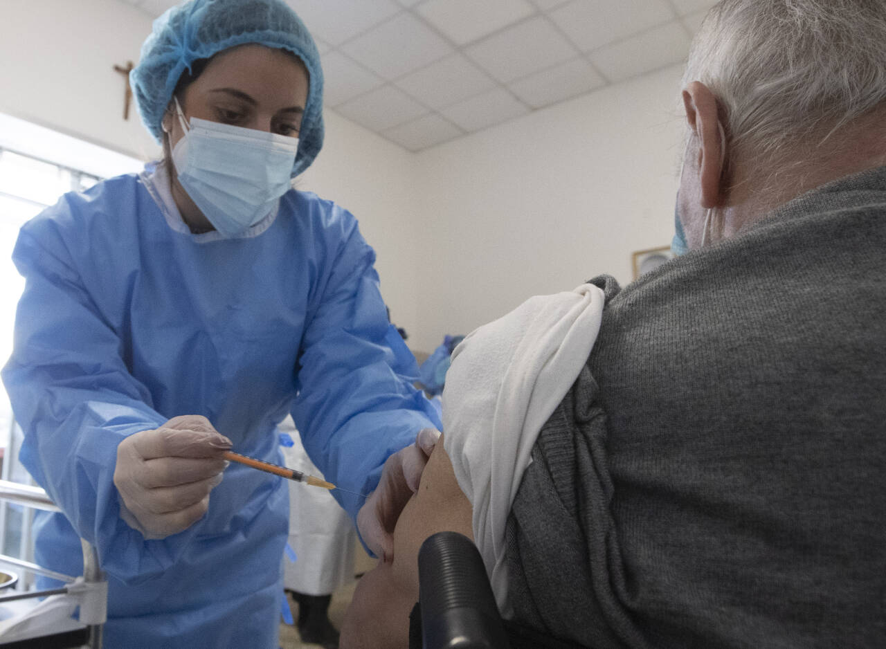 En dose med koronavaksinen settes på et sykehjem i Roma lørdag. Italia er ett av landene som får sine vaksiner gjennom EU. Foto: Alessandra Tarantino/AP/NTB