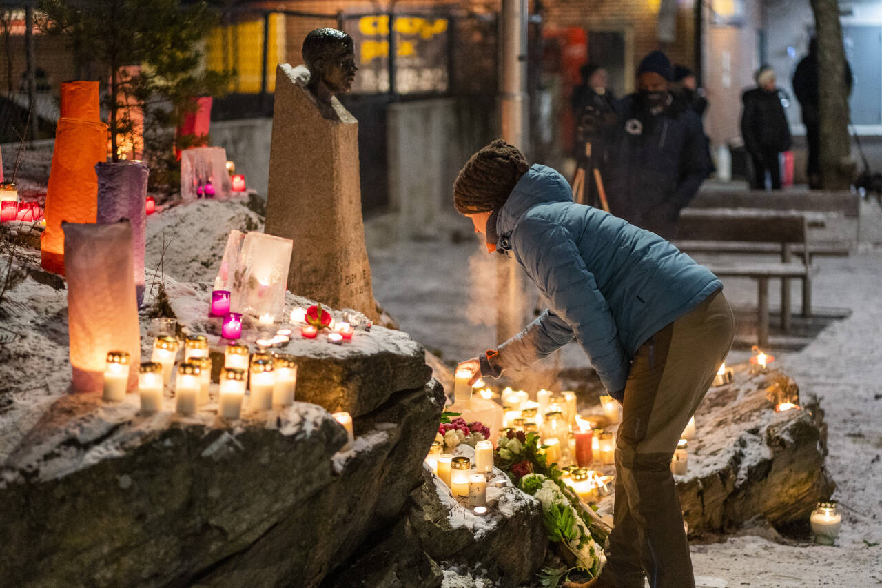 20 år etter at Benjamin Hermansen ble drept av nynazister på Holmlia i Oslo markerte lokalmiljøet dagen med blant annet lystenning ved minnestatuen på Åsbråten. Foto: Håkon Mosvold Larsen / NTB