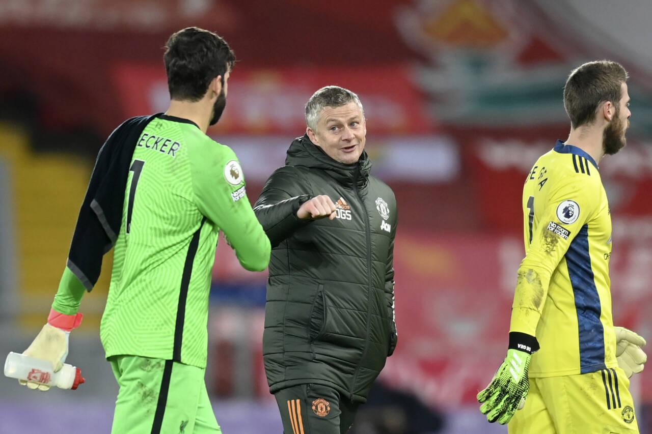 Manchester United-manager Ole Gunnar Solskjær gratulerer keeper Alisson med å ha stått en strålende kamp i Liverpool-målet. Foto: Michael Regan / AP / NTB