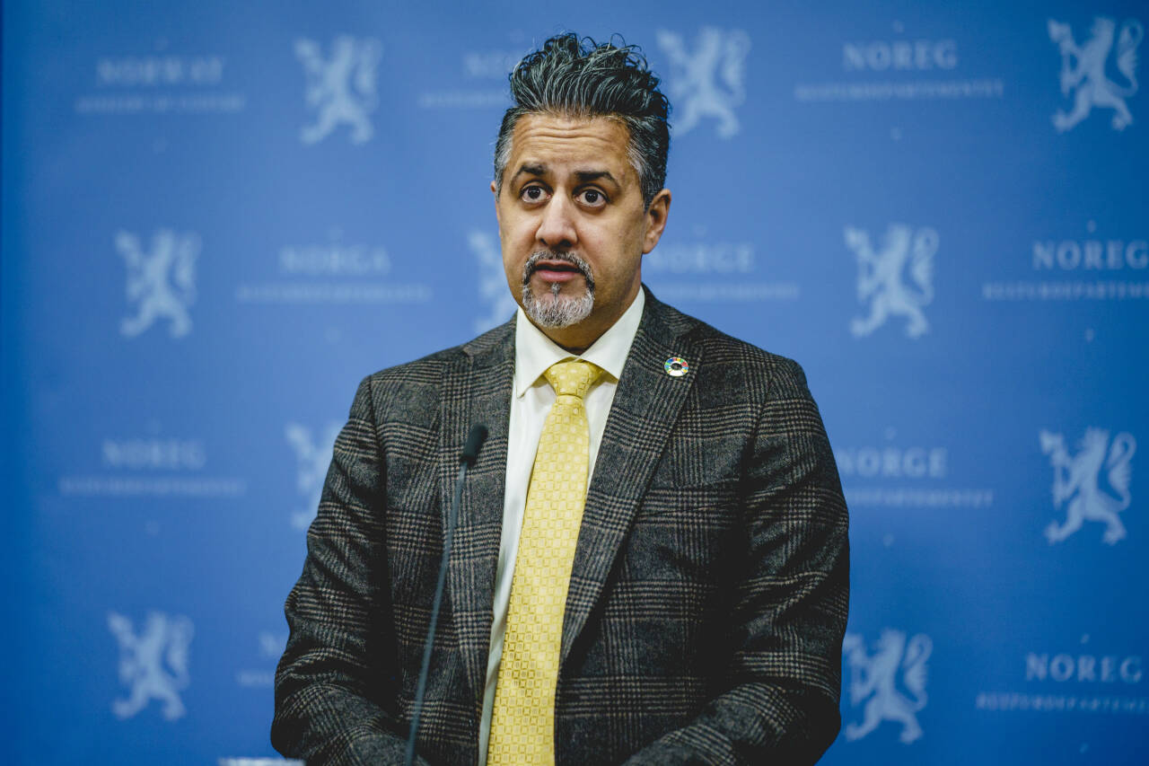 Kulturminister Abid Raja (V) forstår at kulturlivet ønsker mer forutsigbarhet. Mange skulle i disse dager i gang med planlegging av sommerens festivaler, men det er vanskelig å si om de vil kunne arrangeres eller ikke. Foto: Stian Lysberg Solum / NTB